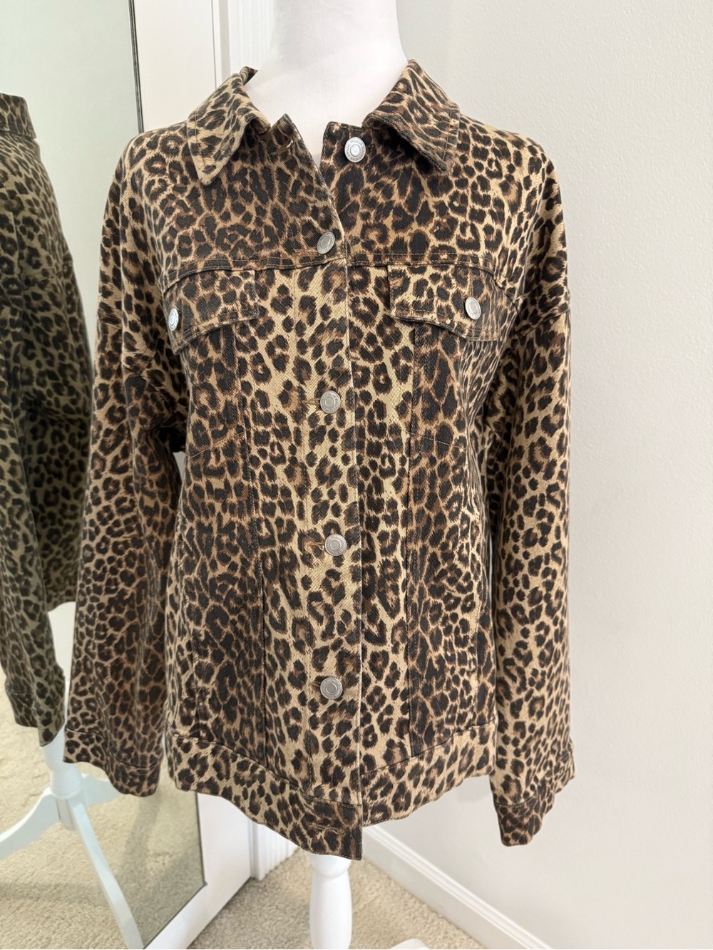 Vero Moda oversized denim jacket in washed leopard print Size Medium - Picture 7 of 12